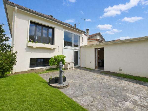 Maison de ville rénovée située dans un quartier résidentiel.