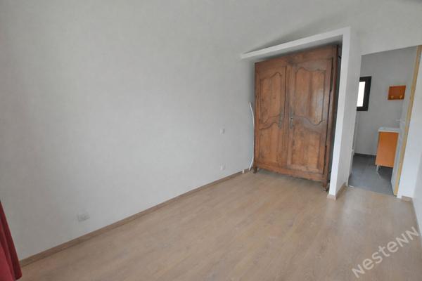 Maison de ville rénovée située dans un quartier résidentiel.