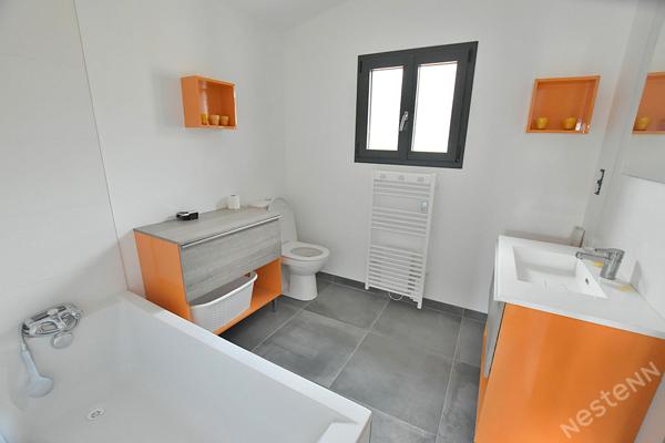 Maison de ville rénovée située dans un quartier résidentiel.