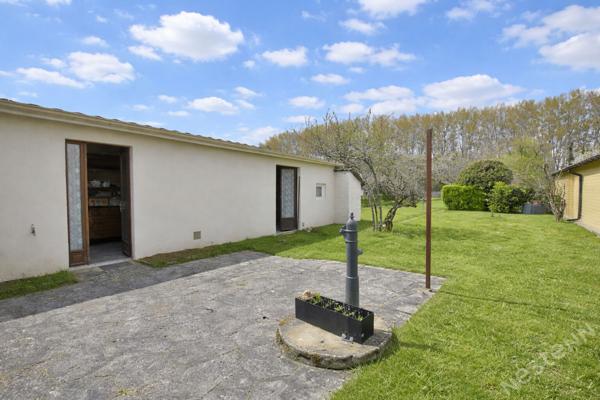 Maison de ville rénovée située dans un quartier résidentiel.