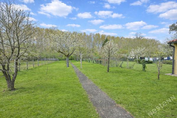 Maison de ville rénovée située dans un quartier résidentiel.