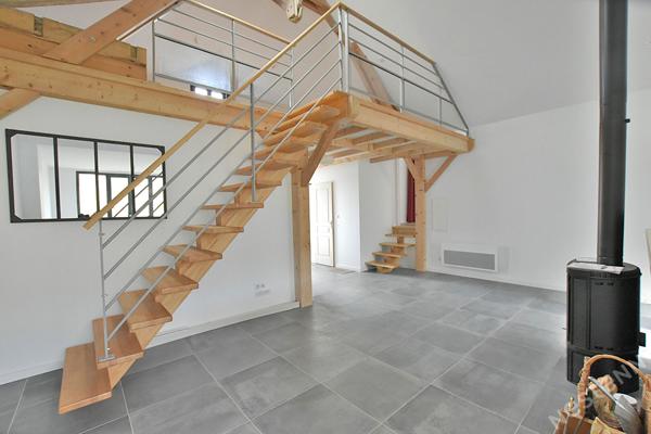 Maison de ville rénovée située dans un quartier résidentiel.