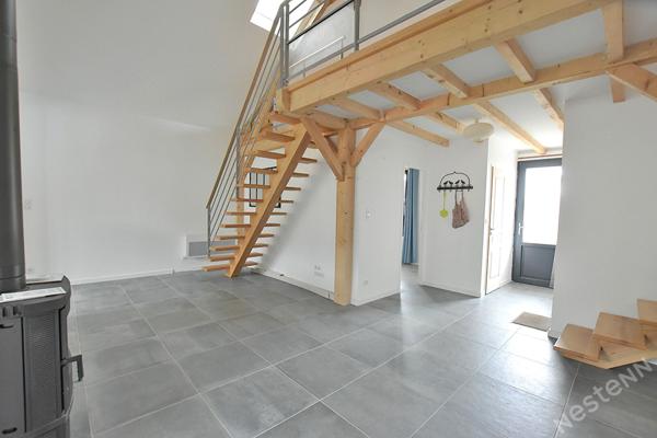 Maison de ville rénovée située dans un quartier résidentiel.