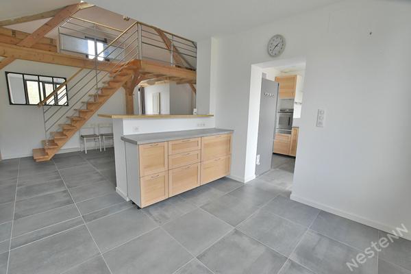 Maison de ville rénovée située dans un quartier résidentiel.