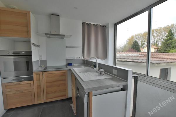 Maison de ville rénovée située dans un quartier résidentiel.