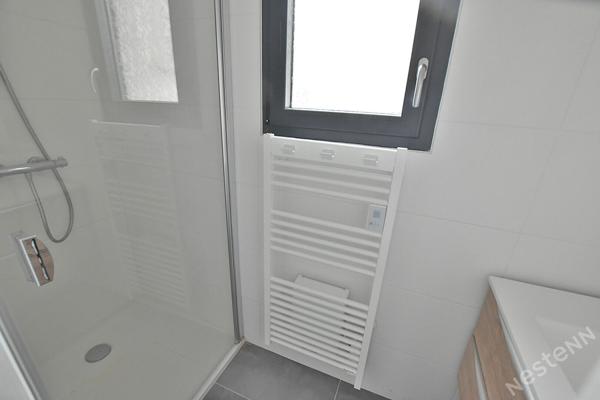 Maison de ville rénovée située dans un quartier résidentiel.