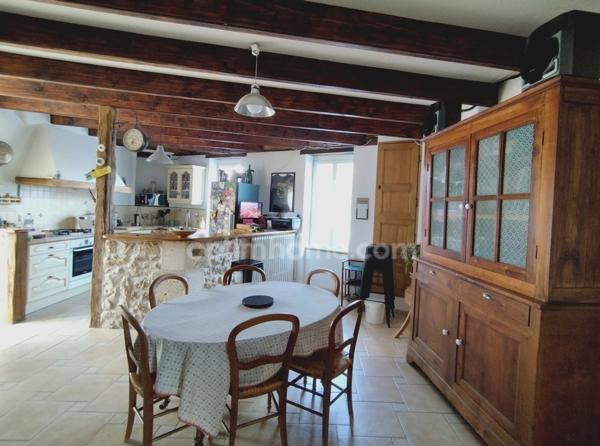 Mornac. Maison de 133 m², rénovée avec soin avec 2 garages et dépendances.