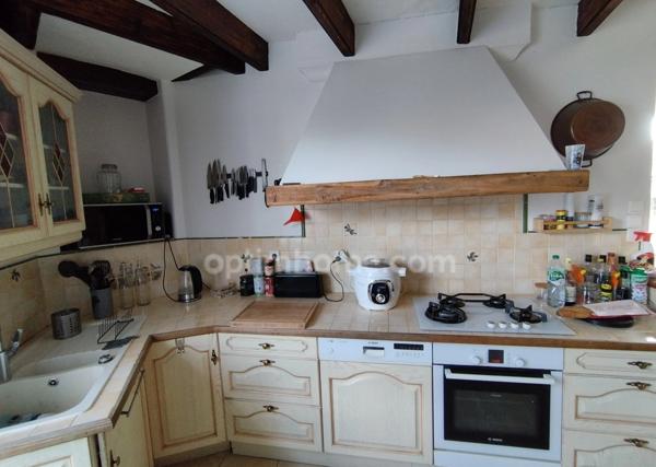 Mornac. Maison de 133 m², rénovée avec soin avec 2 garages et dépendances.