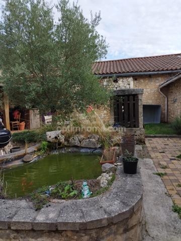 Mornac. Maison de 133 m², rénovée avec soin avec 2 garages et dépendances.