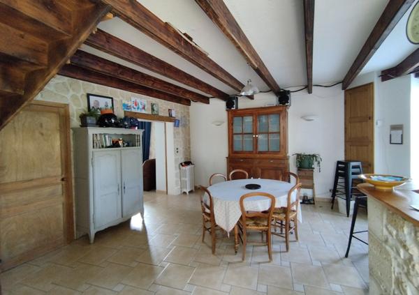 Mornac. Maison de 133 m², rénovée avec soin avec 2 garages et dépendances.