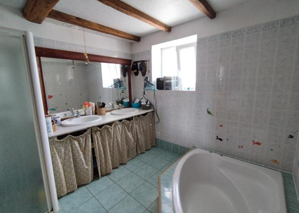 Mornac. Maison de 133 m², rénovée avec soin avec 2 garages et dépendances.