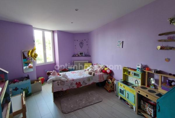 Mornac. Maison de 133 m², rénovée avec soin avec 2 garages et dépendances.