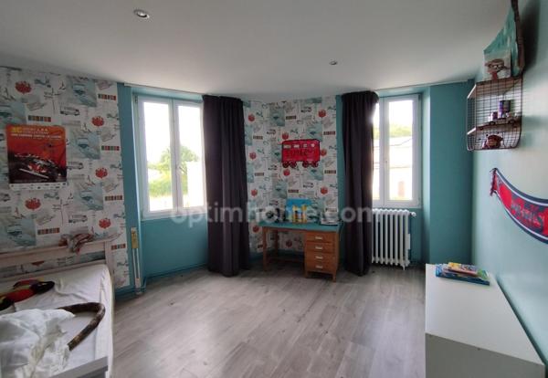 Mornac. Maison de 133 m², rénovée avec soin avec 2 garages et dépendances.