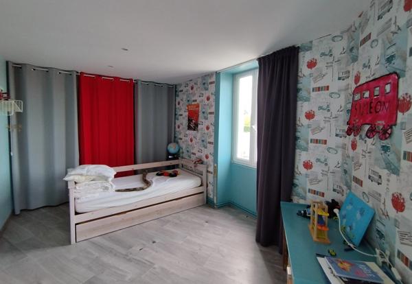 Mornac. Maison de 133 m², rénovée avec soin avec 2 garages et dépendances.