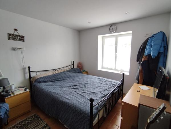 Mornac. Maison de 133 m², rénovée avec soin avec 2 garages et dépendances.