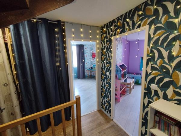 Mornac. Maison de 133 m², rénovée avec soin avec 2 garages et dépendances.