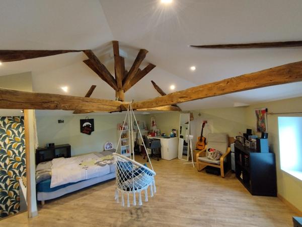 Mornac. Maison de 133 m², rénovée avec soin avec 2 garages et dépendances.