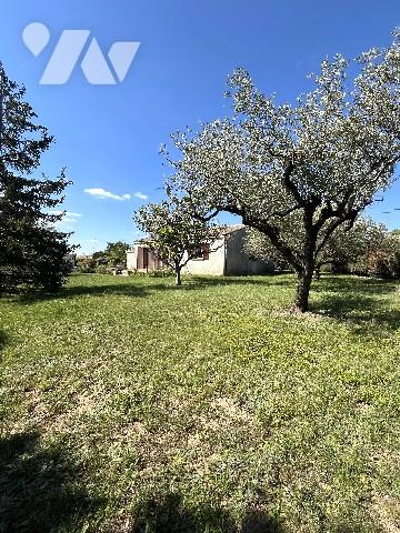 BEZOUCE, maison de plain-pied de 89m² située sur un terrain clos et arboré de 1122 m².