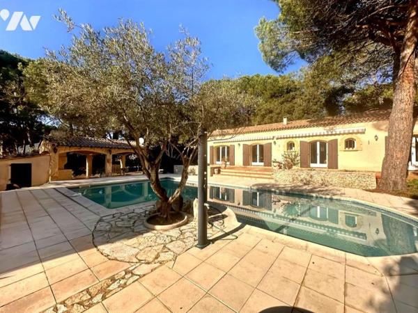 Maison traditionnelle de plain pied de type 7 avec jardin, piscine et dépendance