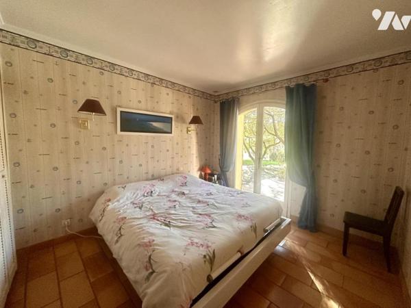 Maison traditionnelle de plain pied de type 7 avec jardin, piscine et dépendance