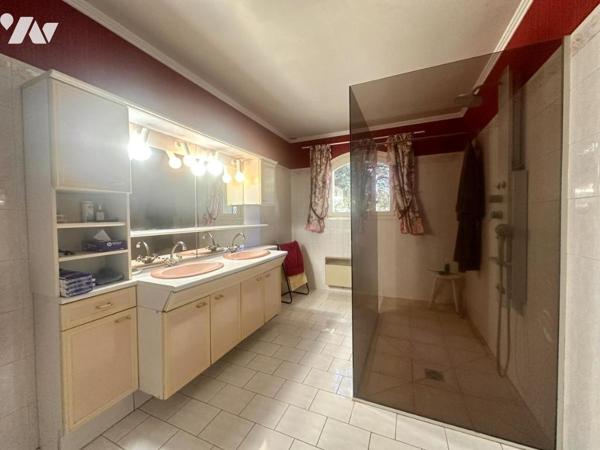 Maison traditionnelle de plain pied de type 7 avec jardin, piscine et dépendance