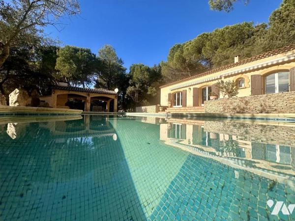 Maison traditionnelle de plain pied de type 7 avec jardin, piscine et dépendance
