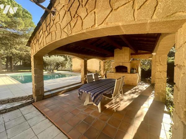 Maison traditionnelle de plain pied de type 7 avec jardin, piscine et dépendance