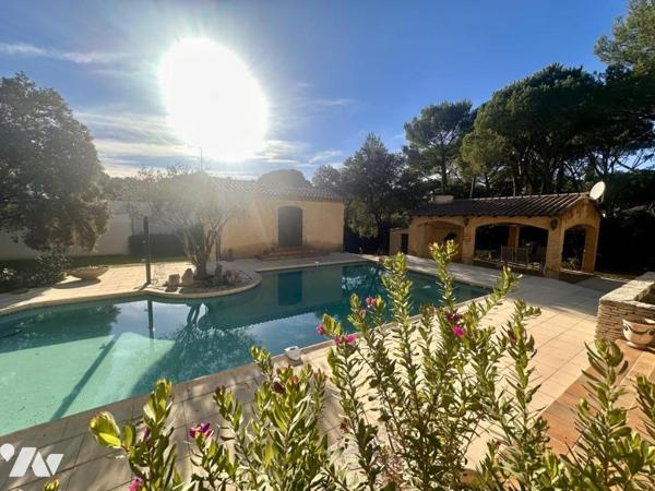 Maison traditionnelle de plain pied de type 7 avec jardin, piscine et dépendance
