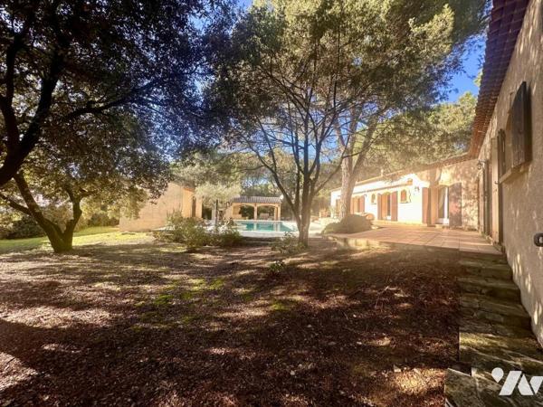 Maison traditionnelle de plain pied de type 7 avec jardin, piscine et dépendance