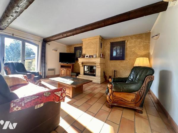 Maison traditionnelle de plain pied de type 7 avec jardin, piscine et dépendance