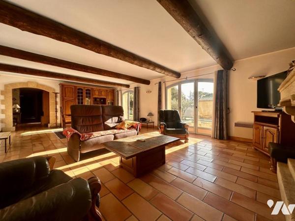 Maison traditionnelle de plain pied de type 7 avec jardin, piscine et dépendance