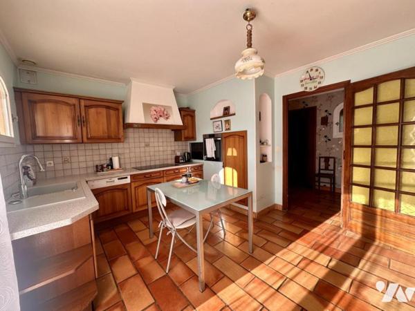 Maison traditionnelle de plain pied de type 7 avec jardin, piscine et dépendance