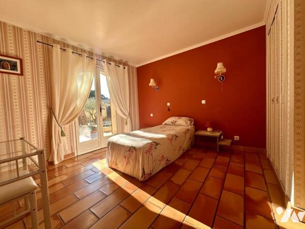 Maison traditionnelle de plain pied de type 7 avec jardin, piscine et dépendance