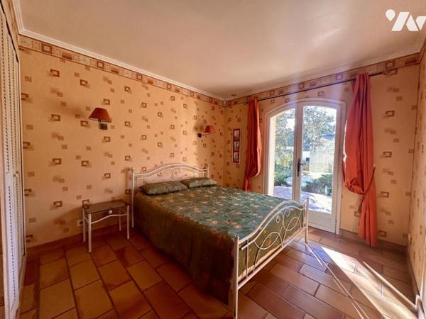 Maison traditionnelle de plain pied de type 7 avec jardin, piscine et dépendance