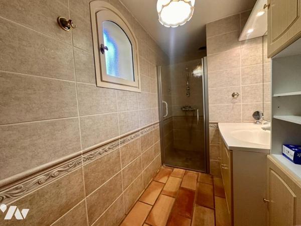 Maison traditionnelle de plain pied de type 7 avec jardin, piscine et dépendance