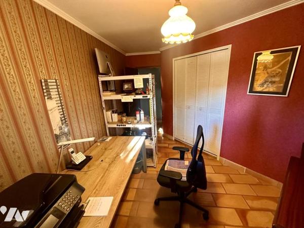 Maison traditionnelle de plain pied de type 7 avec jardin, piscine et dépendance