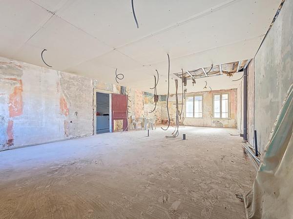 Un immeuble à fort potentiel en plein cœur d’Hérépian, idéal pour un projet de valorisation locative ambitieux.