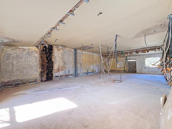 Un immeuble à fort potentiel en plein cœur d’Hérépian, idéal pour un projet de valorisation locative ambitieux.