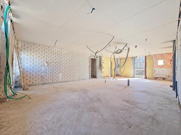 Un immeuble à fort potentiel en plein cœur d’Hérépian, idéal pour un projet de valorisation locative ambitieux.