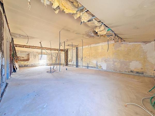 Un immeuble à fort potentiel en plein cœur d’Hérépian, idéal pour un projet de valorisation locative ambitieux.