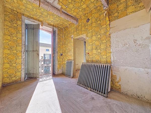 Un immeuble à fort potentiel en plein cœur d’Hérépian, idéal pour un projet de valorisation locative ambitieux.