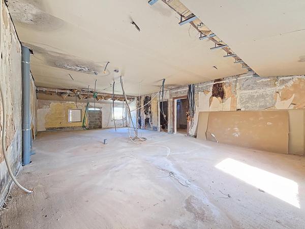 Un immeuble à fort potentiel en plein cœur d’Hérépian, idéal pour un projet de valorisation locative ambitieux.