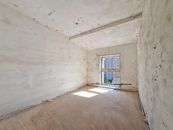 Un immeuble à fort potentiel en plein cœur d’Hérépian, idéal pour un projet de valorisation locative ambitieux.