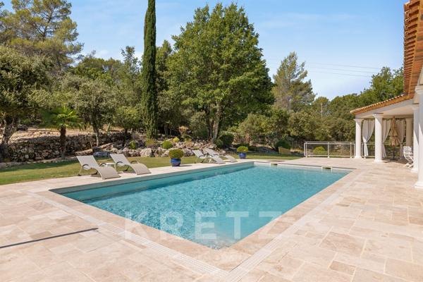 Élégante villa provençale de plain-pied au cœur d’un domaine paysager de 10 000 m²