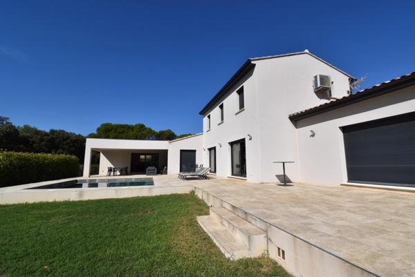 UCHAUX Nord vaucluse, magnifique maison contemporaine de 211 m2 habitables avec piscine garage terrasse sur 2010 m clos