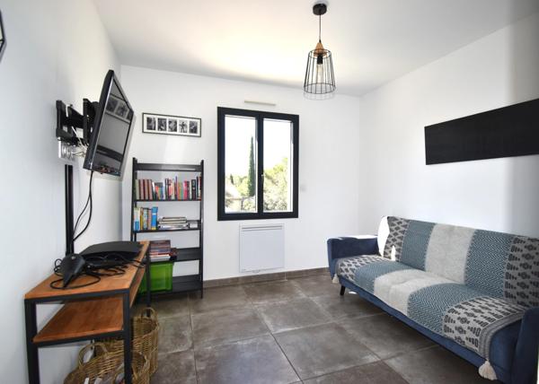 UCHAUX Nord vaucluse, magnifique maison contemporaine de 211 m2 habitables avec piscine garage terrasse sur 2010 m clos