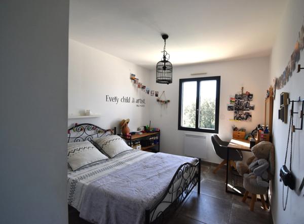 UCHAUX Nord vaucluse, magnifique maison contemporaine de 211 m2 habitables avec piscine garage terrasse sur 2010 m clos