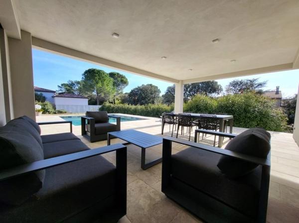 UCHAUX Nord vaucluse, magnifique maison contemporaine de 211 m2 habitables avec piscine garage terrasse sur 2010 m clos