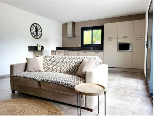 UCHAUX Nord vaucluse, magnifique maison contemporaine de 211 m2 habitables avec piscine garage terrasse sur 2010 m clos