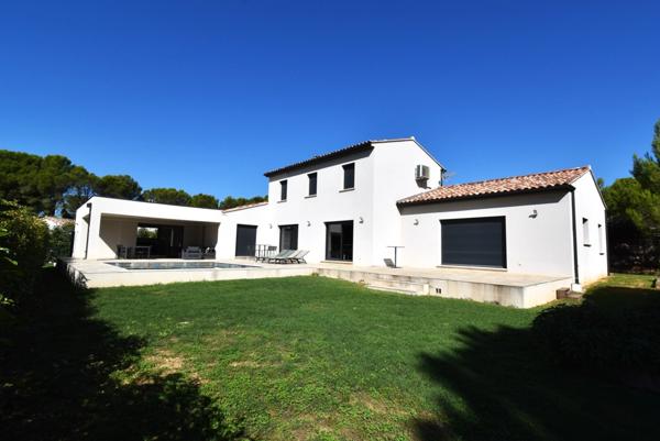 UCHAUX Nord vaucluse, magnifique maison contemporaine de 211 m2 habitables avec piscine garage terrasse sur 2010 m clos